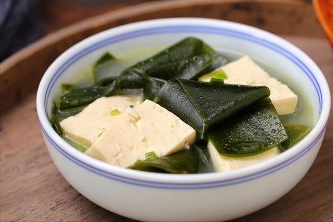 海带豆腐白菜大虾汤，一碗暖心的海鲜养生汤品