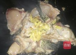 酸菜煮肚腩鱼的做法