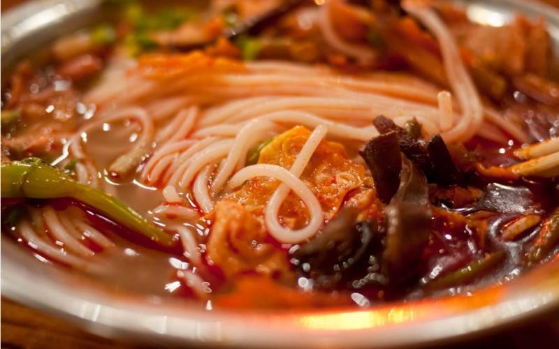 螺蛳粉炖豆腐，一道家常美食的绝妙搭配与做法解析