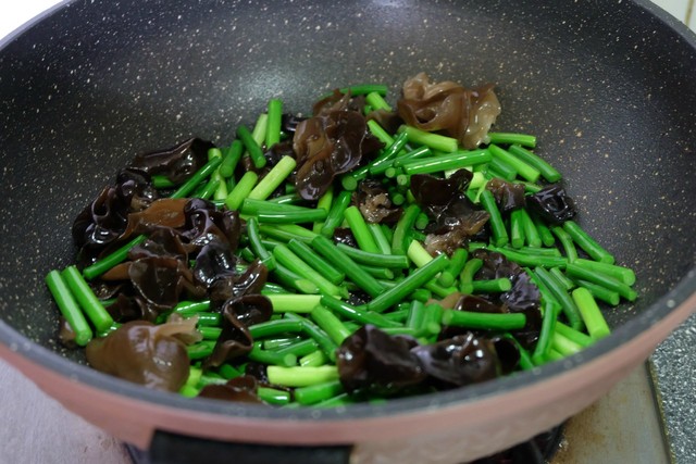 干豆腐木耳蒜薹，家常美食的绝妙搭配
