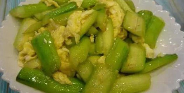 夏日清爽佳肴，丝瓜炒豆腐虾米，鲜美口感滋养身心