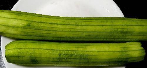 夏日清爽佳肴，丝瓜炒豆腐虾米，鲜美口感滋养身心