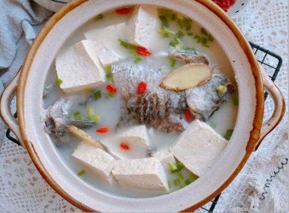 豆腐炖小白鲳，鲜美滋味，滋养身心