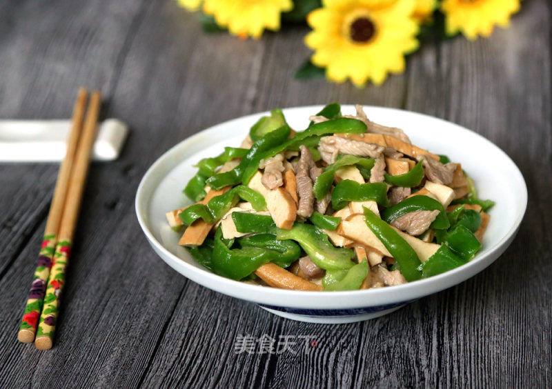豆腐炒肉丝青椒，家常美食的全新演绎