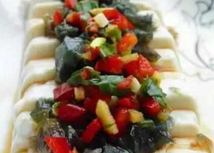 夏日清爽美食，花菜凉拌皮蛋豆腐的制作与功效解析