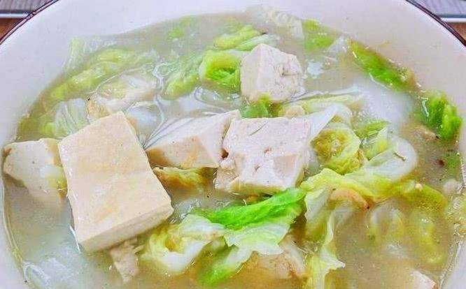 家常炖豆腐与猪肉的美味邂逅，营养满分的经典菜肴