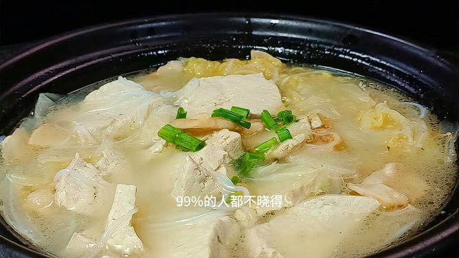 家常炖豆腐与猪肉的美味邂逅，营养满分的经典菜肴
