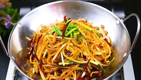 家常美食的魅力，辣子豆腐炒粉条的做法与功效解析
