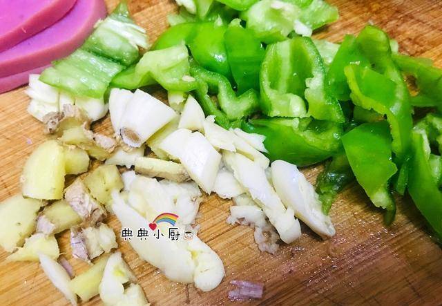 豆腐火腿肠青椒炒，家常美食的全新演绎