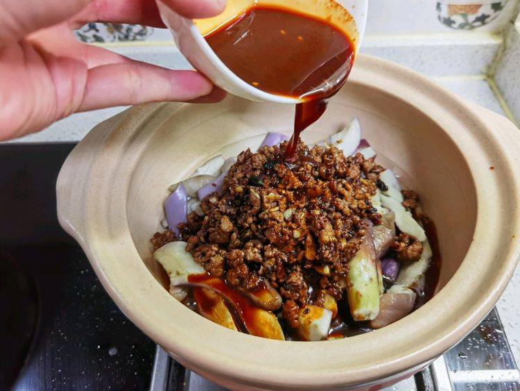 蚝油肉末炖豆腐，家常美味，营养滋补的烹饪指南