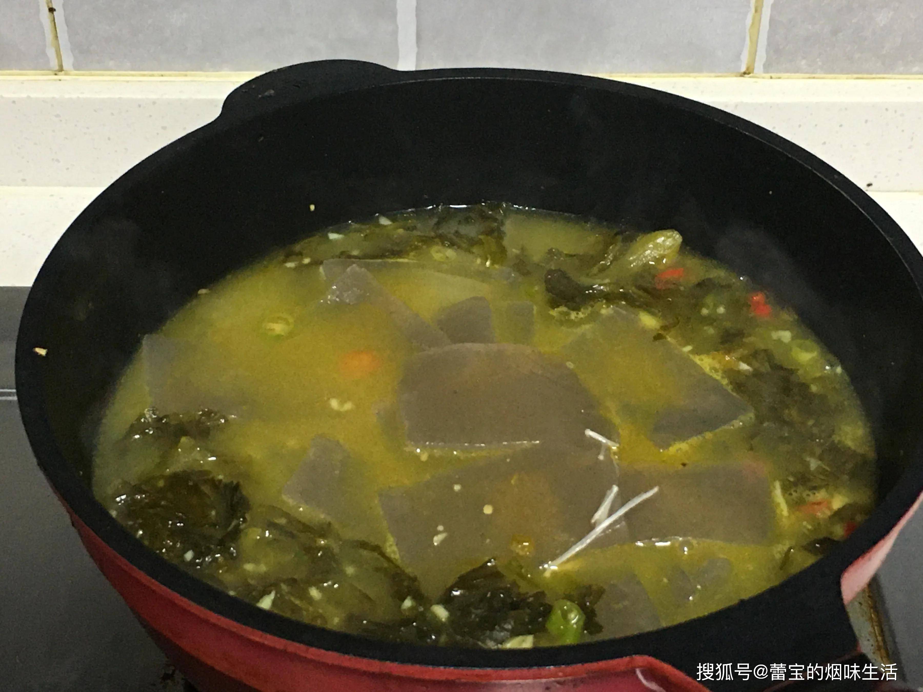 酸菜烧魔芋豆腐，酸辣开胃，健康养生的一道家常菜