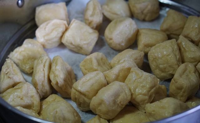 尖椒石屏豆腐，麻辣鲜香，家常美食的魅力展现