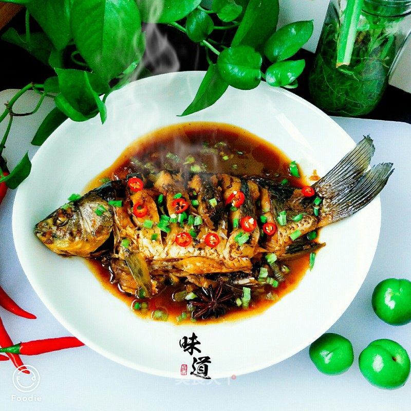 红烧鲫鱼油豆腐，家常美食的鲜美诱惑