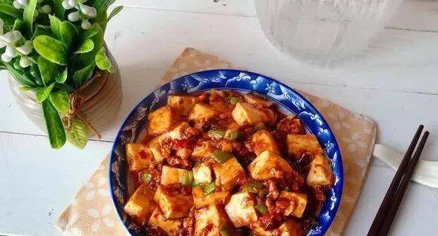 家常美食的魅力，红烧酱肉末豆腐的制作详解