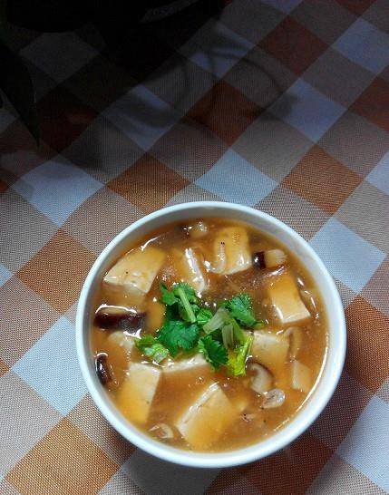 鲜美滋补，鸡爪香菇豆腐汤的制作与功效解析