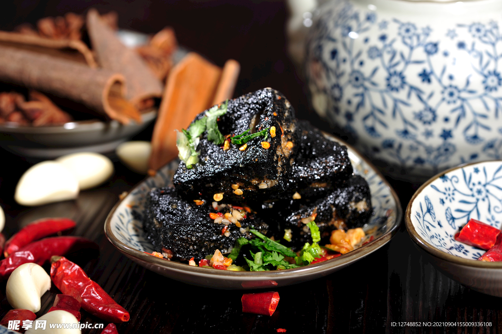 臭豆腐蚝油十三香，家常美食的独特魅力