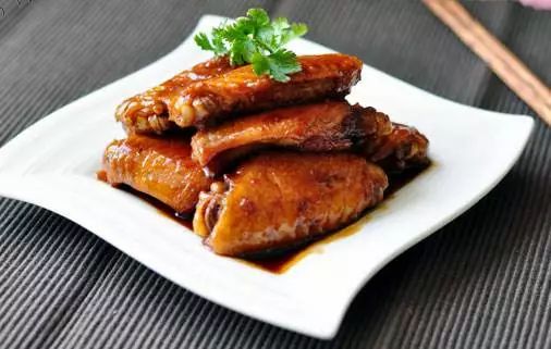 创新美食体验，可乐鸡翅配冻豆腐，口感升级的秘密食谱