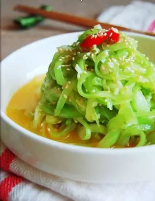 夏日消暑佳品，凉拌灰豆腐的制作与养生功效