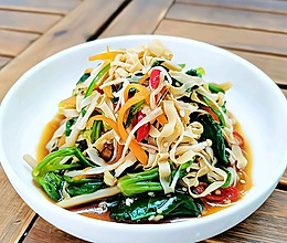 夏日清爽佳肴，凉拌菠菜豆芽的制作与养生功效