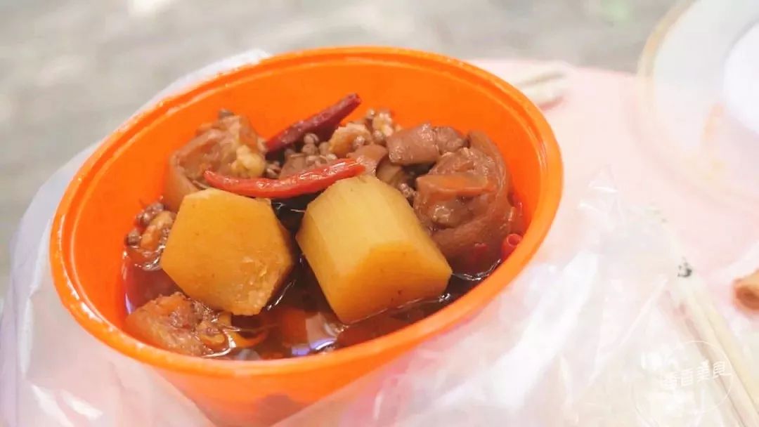 传统川味炖腊猪蹄，醇厚滋味，温暖寒冬