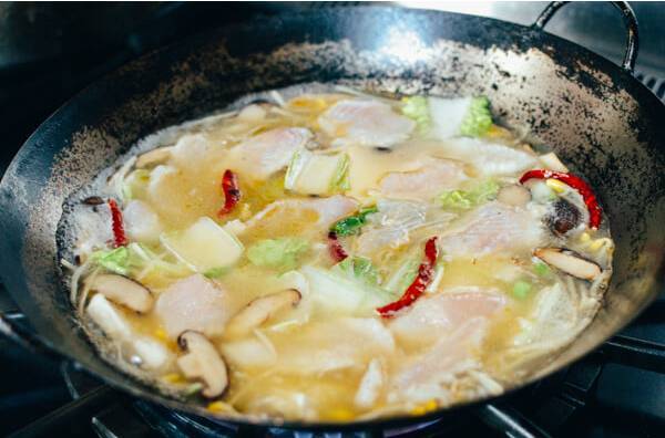 豆腐泡焖鱼肉，家常美味，营养满分，轻松入门的做法指南