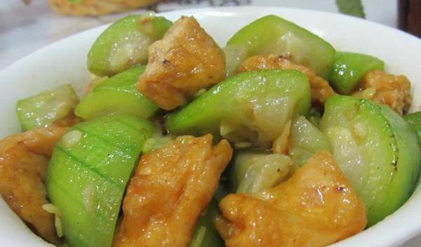 夏日清爽佳肴，丝瓜炒水豆腐的做法与功效解析