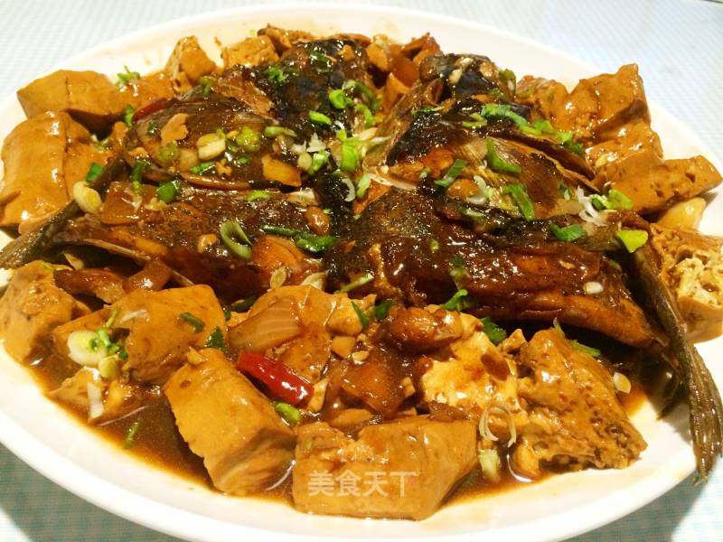 大蒜豆腐红烧鱼块，家常美食的绝妙搭配与烹饪技巧