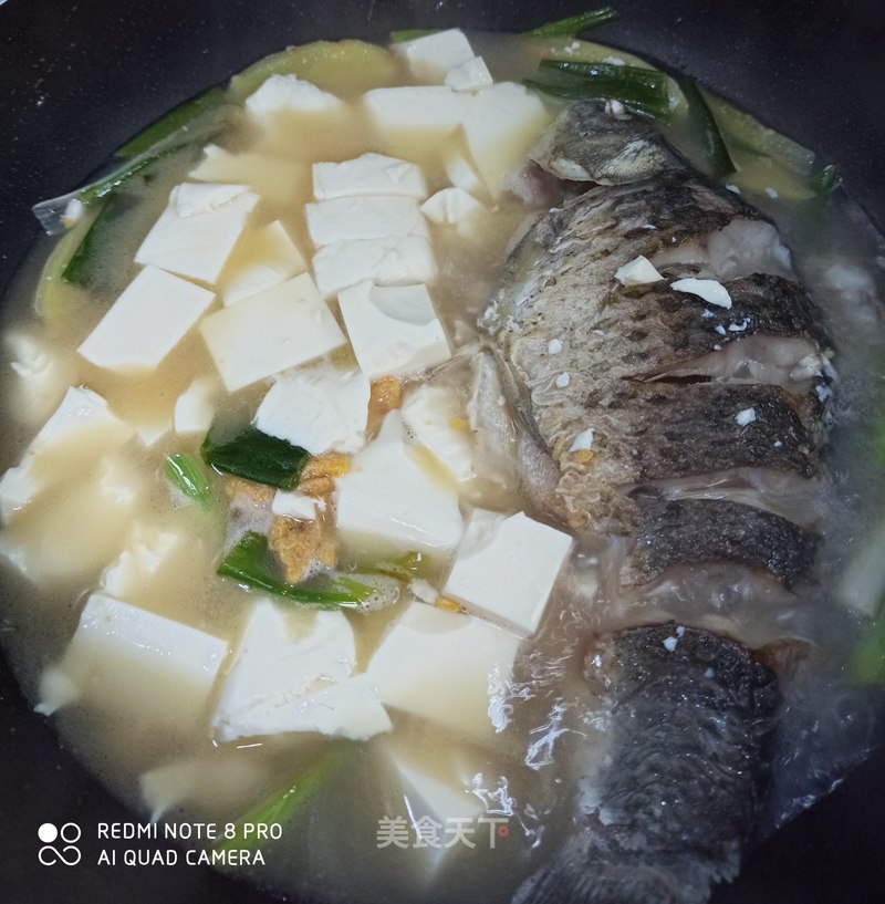 鲫鱼炖黄豆腐，鲜美营养的家常美食制作攻略