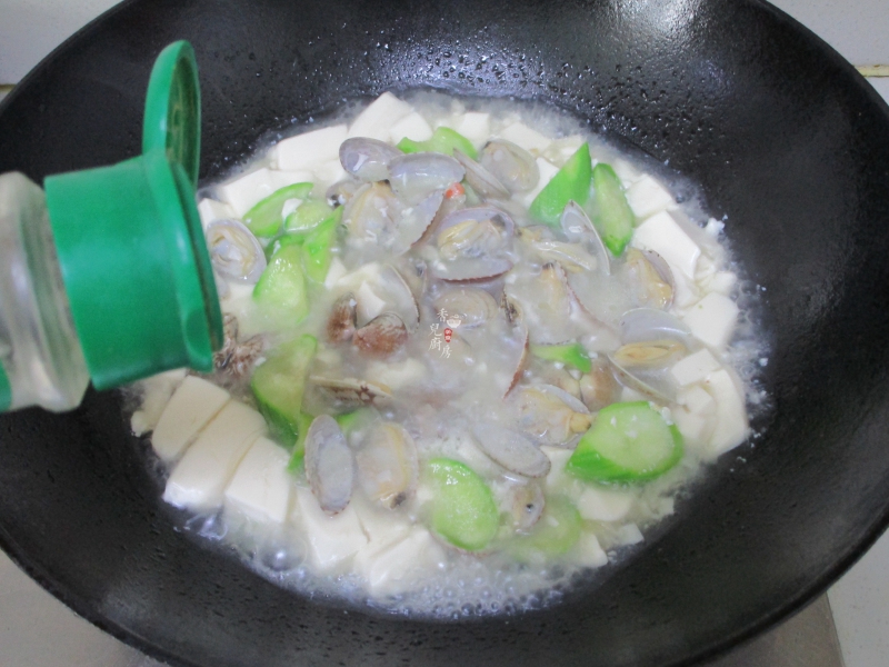 蛤蜊丝瓜豆腐汤，鲜美口感，滋养身心