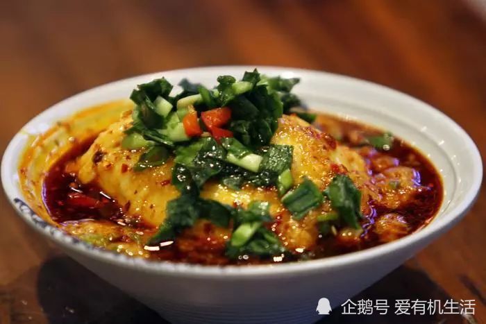 大骨炖煮臭豆腐，独特风味，滋补养生一锅端