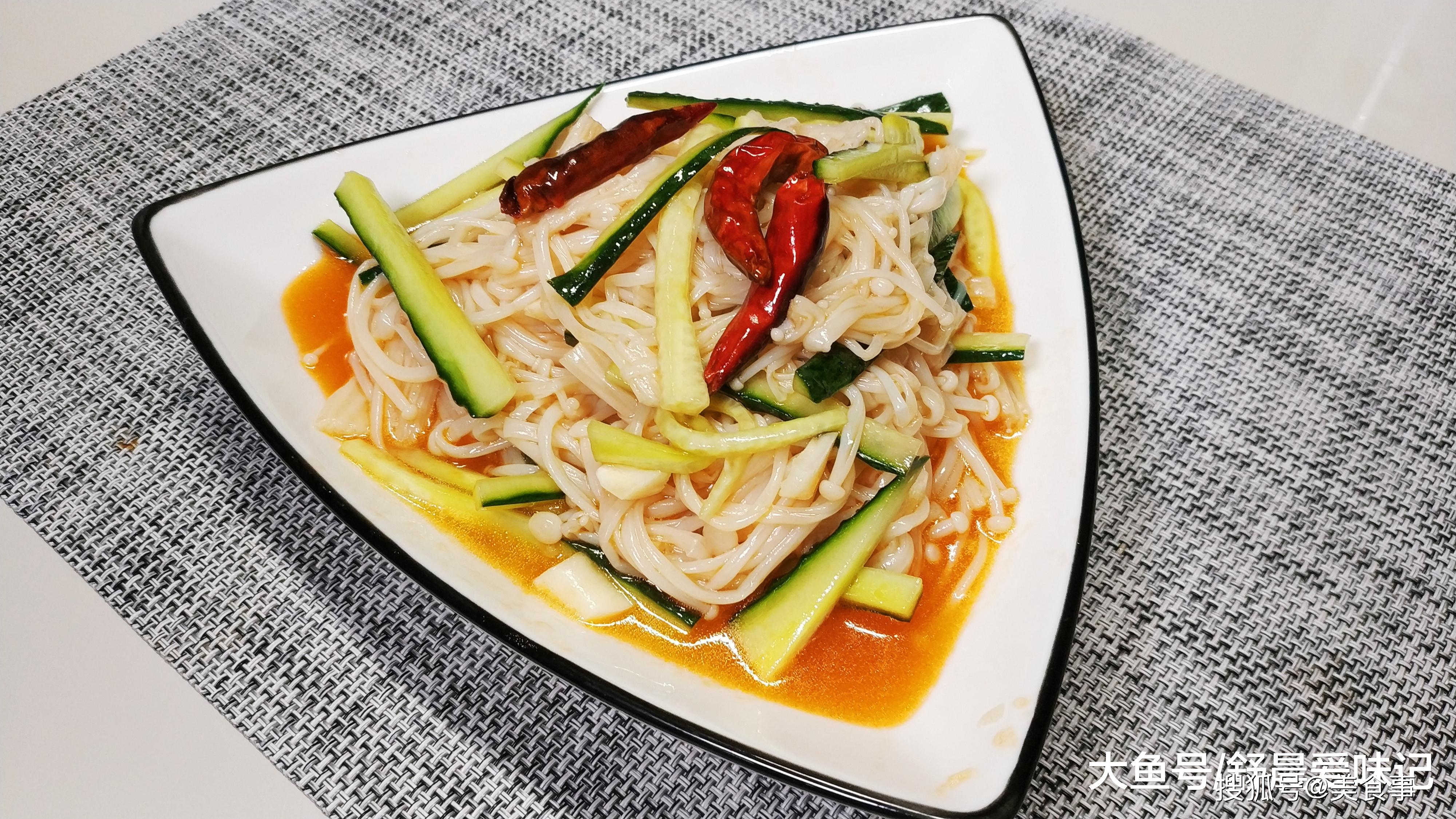夏日清爽佳肴，圆白菜凉拌的美味与营养