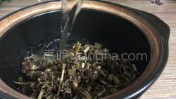 益母草煮排骨鸡蛋的做法