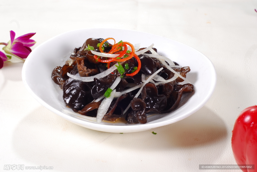 葱头拌木耳，家常美食中的健康黄金组合