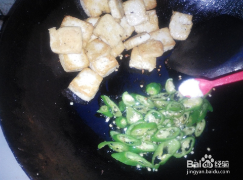 豆腐焖青椒的做法