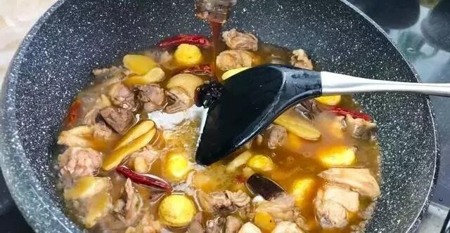 韭菜炖鸡肉豆腐，一道鲜美滋补的家常美食