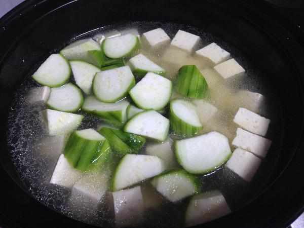 丝瓜鲤鱼豆腐汤，鲜美滋补，家常美味新体验