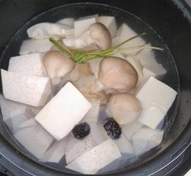 烂豆腐炖汤，家常美味，营养滋补的秘诀解析