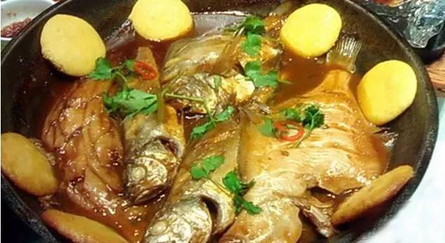 鱼香四溢，油豆腐炖鱼的醇厚滋味