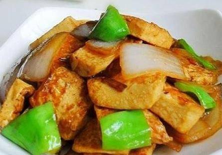 青椒洋葱豆腐肉的美食魅力，家常菜肴的健康升级