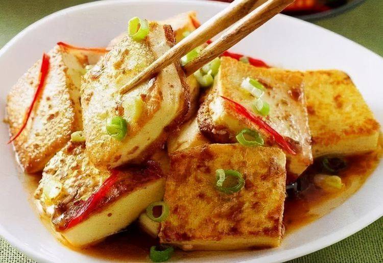 排骨焖豆腐片，家常美食的醇香诱惑