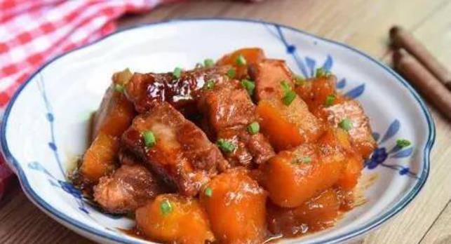 排骨焖豆腐片，家常美食的醇香诱惑