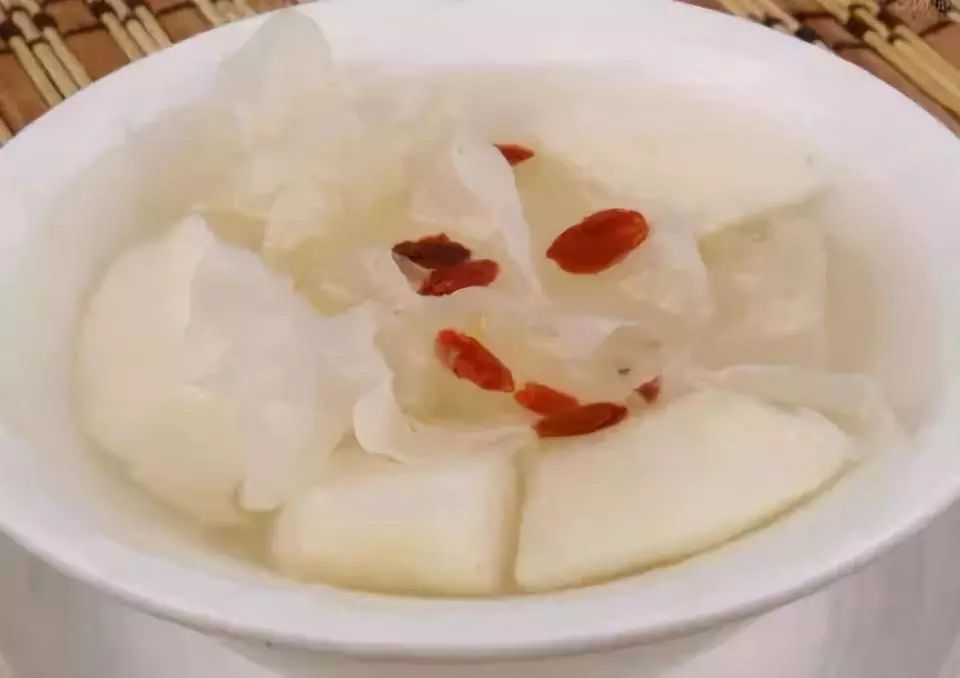 雪梨炖豆腐，滋润养颜的秋季美食