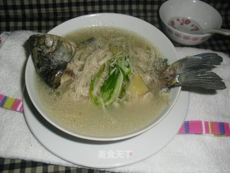金针菇鲫鱼汤，鲜美滋补，家常做法大揭秘