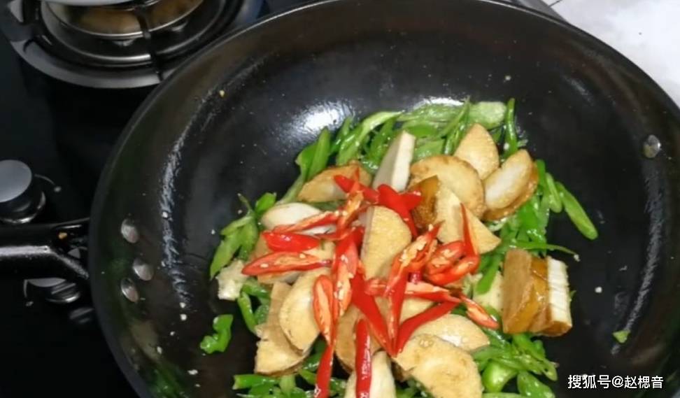 美味素食佳肴，素鸡豆腐韭菜辣椒炒制攻略