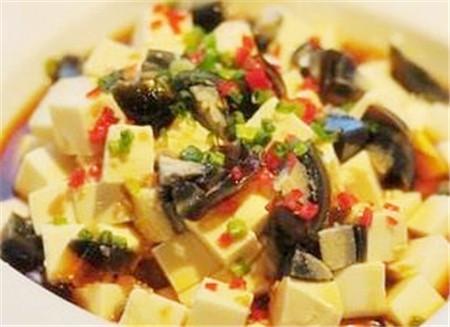辣椒香菜皮蛋豆腐的做法