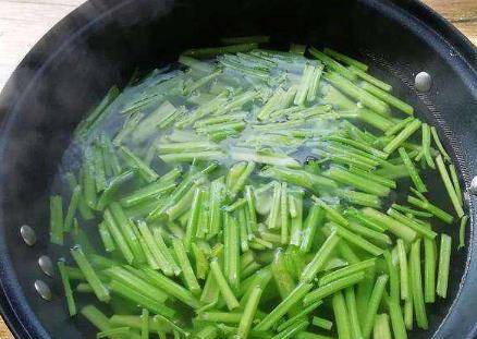 粉条炒芹菜，家常美味，健康养生