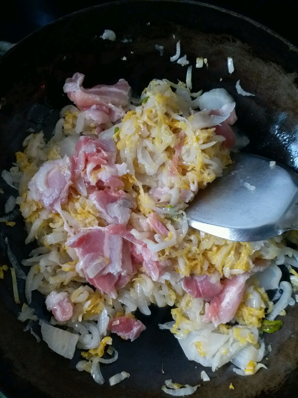 东北农村美食探秘，酸菜炖白肉的诱惑与传承