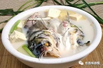 鱼头焖豆腐饭，鲜美滋味，暖胃养颜的家常美食