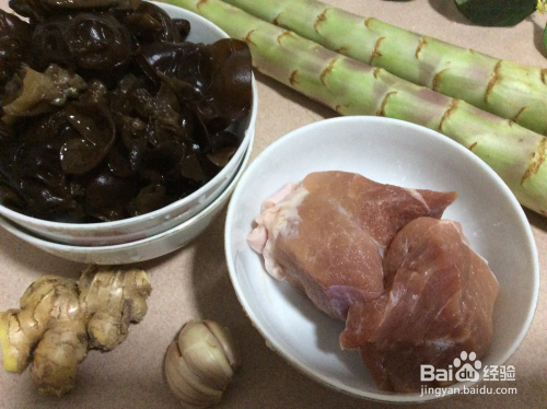 莴苣木耳肉圆汤的做法