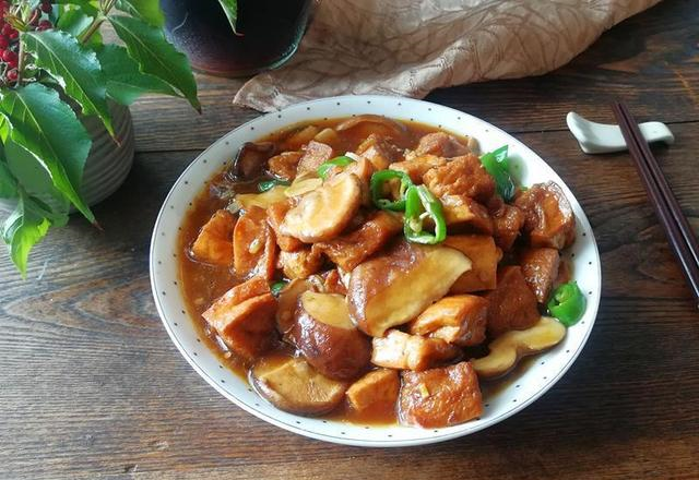麻辣肥肠豆腐，麻辣鲜香，美味升级的创意佳肴
